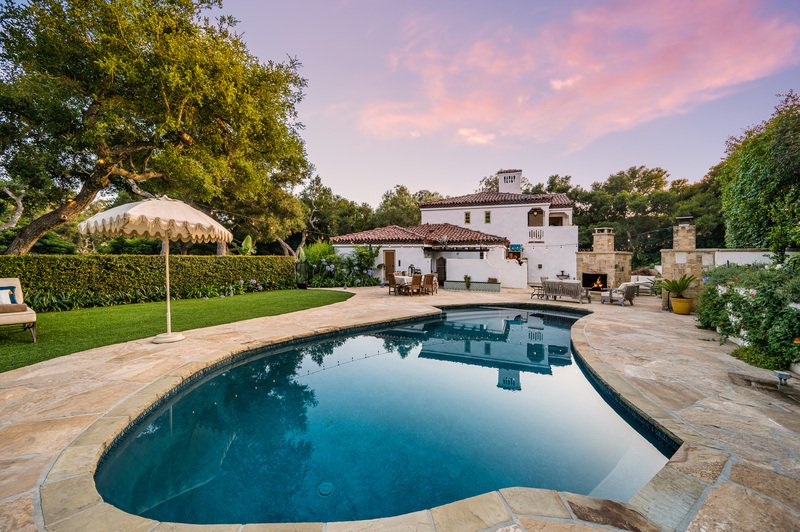 Piscina frente a casa en Puebla al atardecer