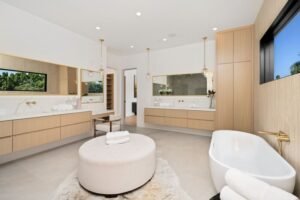 Baño amplio con tina y sillon en el centro