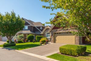 Frente de casa con cochera y jardin