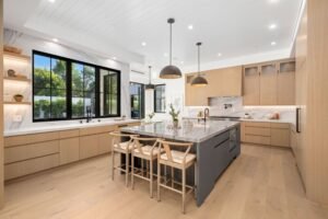 Cocina con isla como desayunador y ventana de fondo