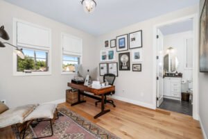 Rincón con escritorio y cuadros con diplomas en la pared