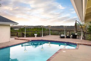 Alberca de casa con campo de fondo