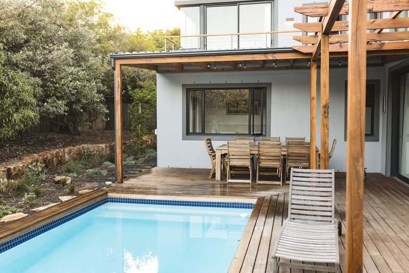 Casa de dos pisos con patio y alberca