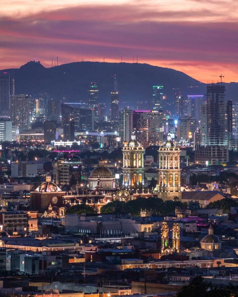 Ciudad de Puebla al atardecer con montañas de fondo