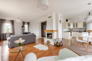 Sala con chimenea cerca de la cocina